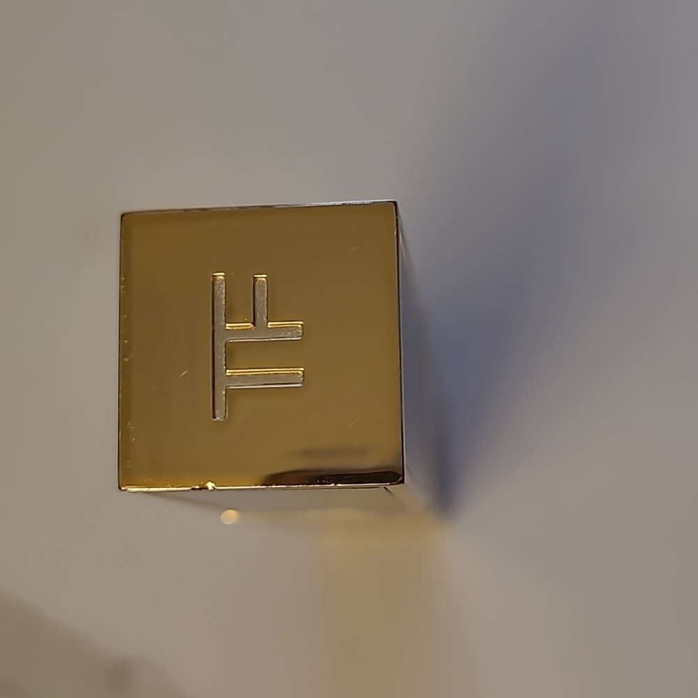 Tom Ford Glossy Lip Lacquer — Vivid Coral Orange - Picture 5 of 5
